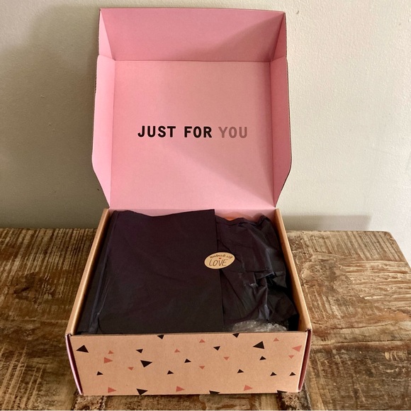 Gift Box with Cup, Makeup Bag, & Notebook - New - Milky Chic - Picture 2 of 15